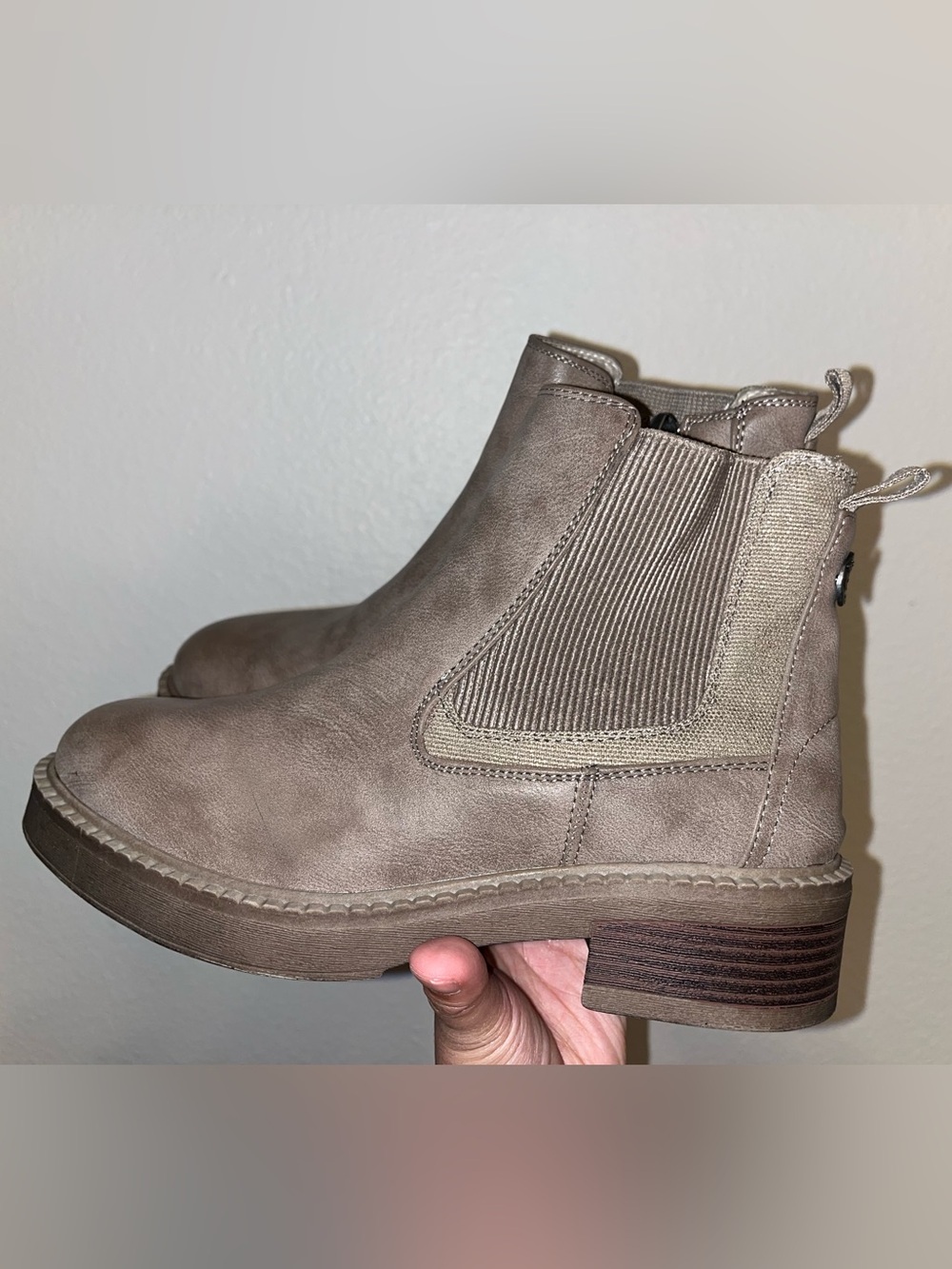 NWOT Blowfish Malibu Taupe Chelsea Ankle Boots Side Zip Size 7